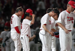 カープ、ピースナイターで最下位転落。小園猛打賞2打点！モン2ラン！秋山菊池泰名原マルチ！ファビ1打点！14安打1発7得点の反撃も逆転負け【広島7-11巨人/試合結果】