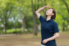 レストランで食事してたらいきなり後ろから髪を引っ張られ、子供が悪戯してるのかと思い注意しようと振り向こうとしたら耳元でハサミの音がした！妙に頭が軽くなったと思ったら…