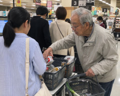 近所のコープにいる爺さん、隙あらば他人のカゴに商品を入れようとする