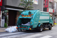 【悲報】40度超えで働くゴミ収集員さん、コンビニで水分補給しただけで市民からブチギレられてしまう