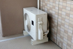 【悲報】お母さん、隣の家がとんでもない位置に室外機を取り付けブチギレwwwwwwwwww