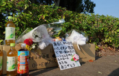 【画像】イオンモール熊本、花と色紙と生茶が供えられる・・・