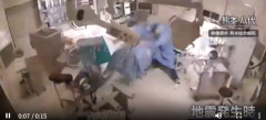 【衝撃映像】手術中に震度7、医師らが患者へ覆いかぶさり命を守る
