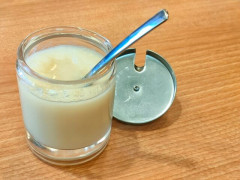 【画像】 ラーメン屋でにんにくを注文した人、真っ青なにんにくを出される