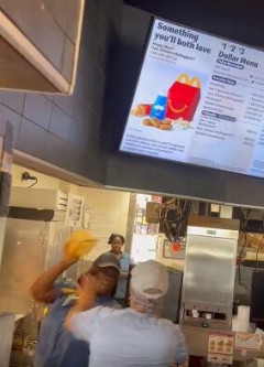 【悲報】マクドナルドの店員さん大喧嘩ｗｗｗｗｗｗｗｗｗｗｗｗｗ