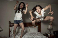 【画像】「ベッドの上で飛び跳ねるギャル二人」の最新画像がセクシーｗｗｗｗｗ