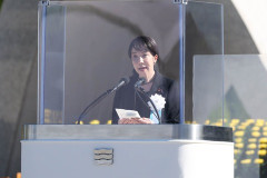 【悲報】高市早苗さん、平和式典で防弾ガラスに囲われながらスピーチ