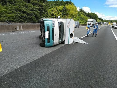 左後輪がバースト…新東名でキャンピングカーが中央分離帯に衝突し横転