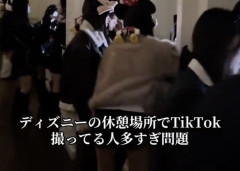 【悲報】ディズニーとUSJ、JKのダンス会場になってしまうｗｗｗｗｗ