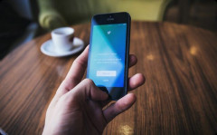 イラスト・漫画関係の仕事してるんだけど、「拾い物ですが」とか言ってTwitterで勝手に自分の画像を出されるのに違和感を覚える。。