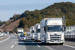 【悲報】高速道路の合流路線で速度合わせて合流塞いで来るトラック