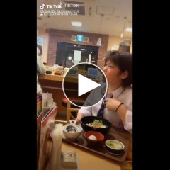 【動画あり】JKさん、すき家の店員にご褒美をあげてしまうｗｗｗｗｗ