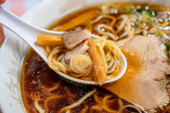 ラーメンやうどんでレンゲに麺乗せる人ってなんなの？