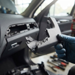 中国製の自動車。プラスチック部品はクッキーのように脆い
