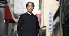 【批判】ラノベ作家（52）「新作ラブコメ書いたぞ！ｗ」X民「いい歳こいてラブコメ（笑）恥ずかしくないの？」←やめたれｗと話題に