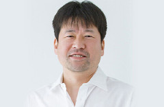 ハラスメント騒動の佐藤二朗さん、妻とのハグを報告「文〇砲より遥かに威力は弱いが、僕のノロケ砲をお見舞いする」