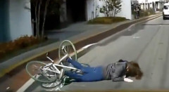 【悲報】女さん、歩行者を轢いた挙句、道路で昼寝をしようとしてしまう