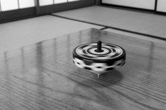 白黒のコマになぜ色が見えるのか 200年の謎をAIが解明！