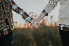 結婚してるんやが、ワイの低年収すぎて泣いてる