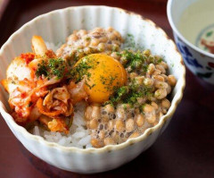【爆笑】納豆とキムチを混ぜた韓日友好丼ｗｗｗｗｗｗｗｗｗｗ