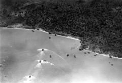 1944年7月、グアム島に上陸作戦を展開する米海兵隊を空撮！