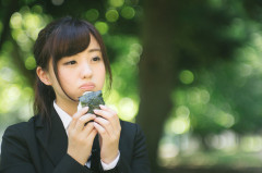 行き遅れ三十路だから周りのプレッシャーに疲れ果ててたとき、一人の男を見つけた。彼はゲ/イだと知って、私「友情結婚しよう。干渉ナシで！」→ストレスからは解消されたはずだけど