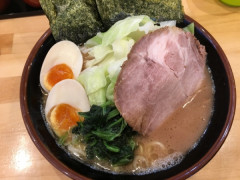 家系ラーメンにチャーシューとキャベツをトッピングして食べるのが好き
