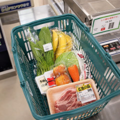 近所のコープにいる爺さん、隙あらば他人のカゴに商品を入れようとする