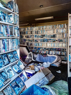 【画像】廃墟化したレンタルビデオ屋、そのまま時が止まってしまっていると話題にｗｗｗｗ