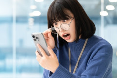 【悲報】女さん、歩行者を轢いた挙句、道路で昼寝をしようとしてしまうｗｗｗｗｗｗ