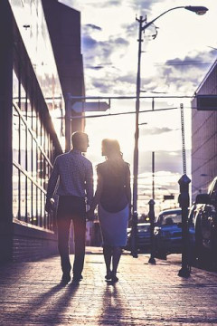 初めてできた彼女が休みの日は必ず会いたがって困るんだけどこれって普通なの？