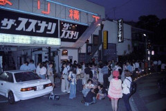 【悲報】1990年代って、スマホもインターネットも無いのに今の時代よりもカッコ良いよな