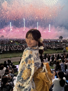 【画像】女子大生「花火見に行ったよ」→花火を見せたいのか自分を見せたいのかどっちだよｗｗｗｗ