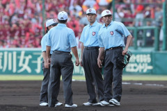 【悲報】甲子園初ジャッジの女性審判さん、大誤審の試合後に涙ぐみながら謝罪・・・・・・・・・