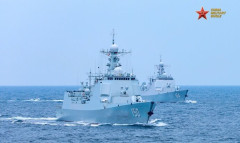 中国海軍の艦隊に所属する052C型ミサイル駆逐艦「長春」と052D型「厦門」が編隊航行訓練！