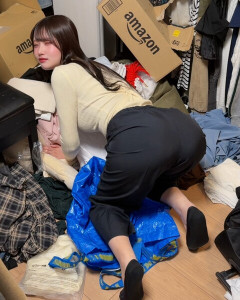 【画像】職場の同僚女(デカ尻)の家に上がってこんな感じだったらどうする？