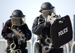 【悲報】ナイフ犯人！警察官拳銃なしで現行犯逮捕
