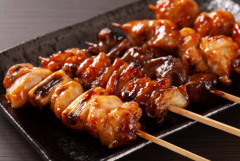 とある屋台が焼き鳥（生肉）を常温放置している様子が激写され、物議に