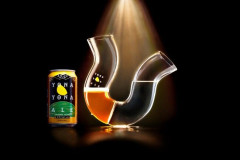 ビールと水を交互に飲まないと倒れるグラス「ふらつくビアグラス by よなよなエール」販売開始