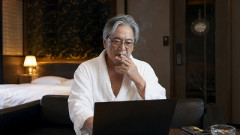 【悲報】バスローブ着てタバコ吸いながら記者会見する奴ｗｗｗｗｗｗｗｗｗｗｗｗｗｗ
