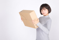 義姉の電話に、義母の法要の件で留守電を入れた。すると「そういう大事な連絡は文章で連絡しろ。非常識だ」と言われた。さらには「お坊さんに出すお菓子は左、お茶は右」と言われ