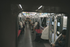 【悲報】電車乗り込みぼく「おっ、可愛いミニスカＯＬちゃんの隣あいてんじゃん！座ったろ！」⇒！