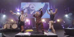 ゴールデンボンバーのライブ中に突然、謎の女性がカンペを持って、ステージ上に乱入！→演出かと思いきや、とんでもなくガチでやばすぎる大事故に・・・