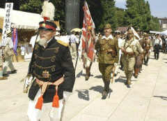 【悲報】靖国神社「軍服のコスプレやめろ、