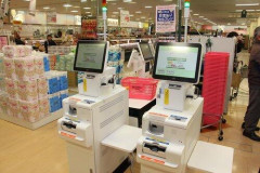 【朗報】セルフレジ中に後ろでただ立ってる店員さんに時給が発生するのおかしい←3万いいねｗｗｗｗｗｗｗｗｗｗ