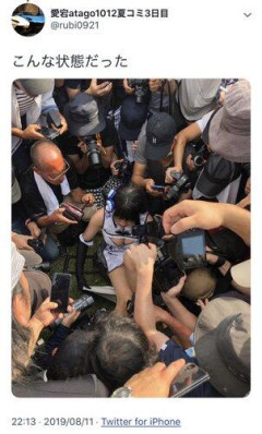 【悲報】カメコに囲まれコミケで盗撮され泣いていた中国人レイヤーさん・・・(画像あり)