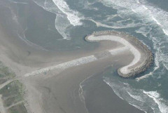 【悲報】海水浴場ではない海岸で女性3人が波に飲まれ、1人死亡・1人重体