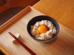 母「一杯食べていってね！」　俺「母さんありがとう」　嫁（素材の味が口癖）「お義母さん有難うございます」