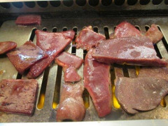 【悲報】レバー「鉄分豊富です、美味しいです、他の肉類より安いです」こいつが天下取れなかった理由