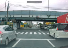 赤信号で停止線オーバーの車、信号に従う義務は？